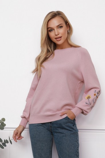 Розовый вязаный свитер с вышитыми цветами