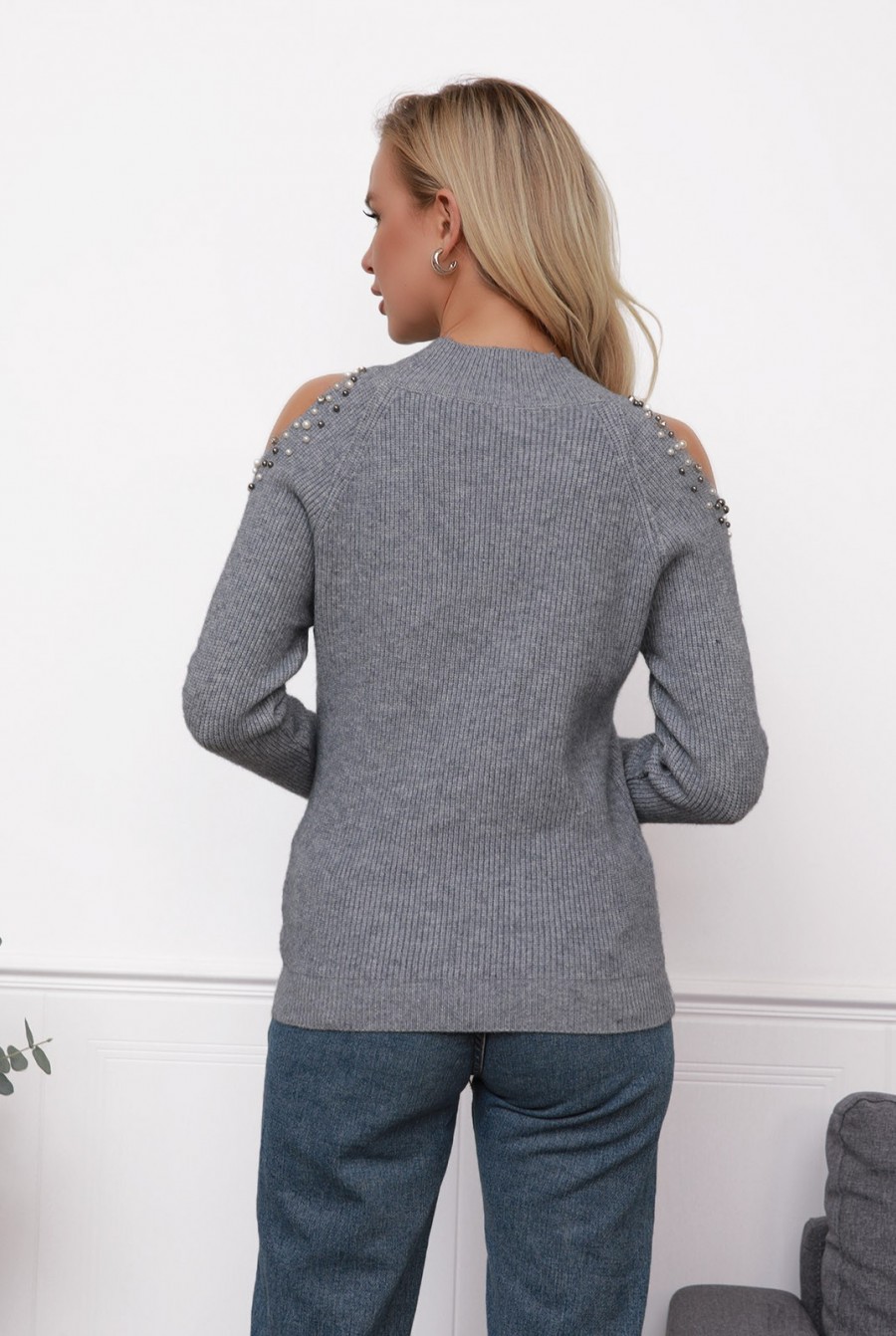 Серый вязаный свитер с вырезами на плечах- Фото 3