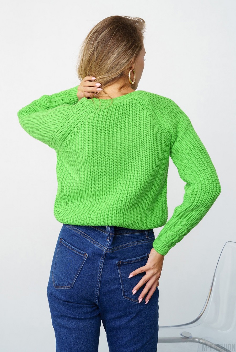 Салатовый вязаный свитер с аранами- Фото 3