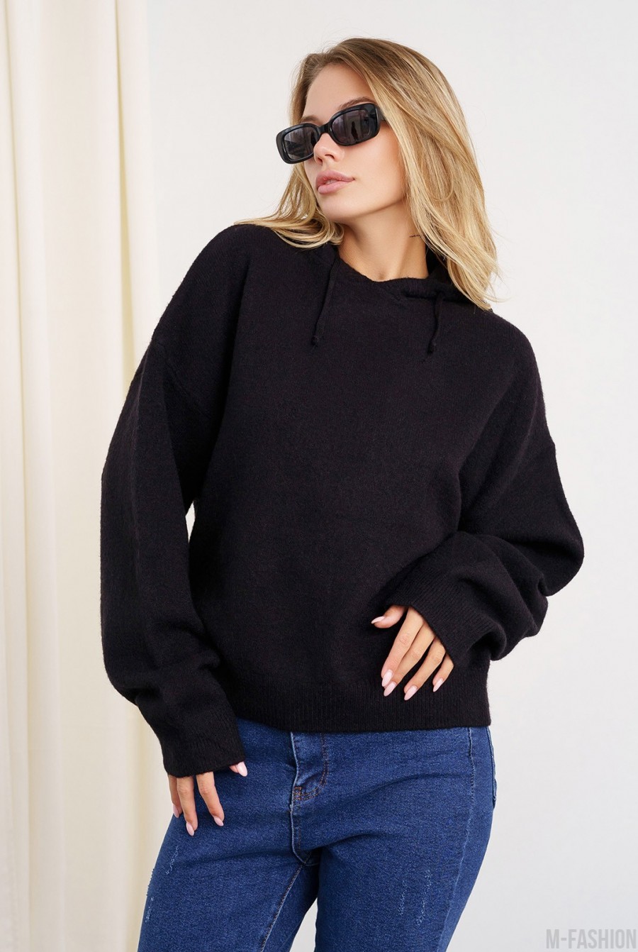 Черный ангоровый свитер с капюшоном - Фото 1