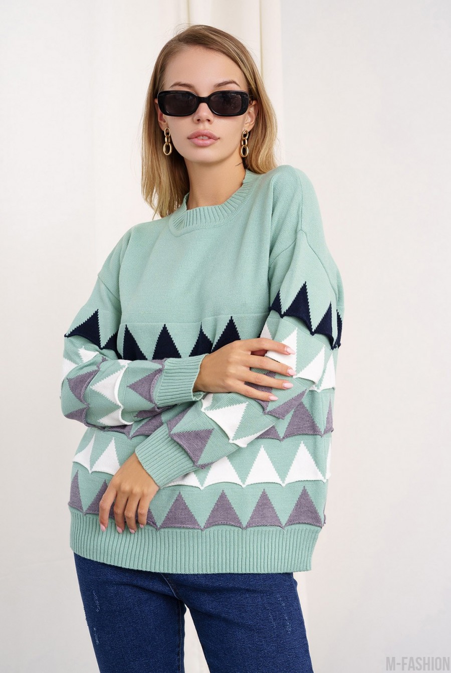 Мятный вязаный свитер с объемными треугольниками - Фото 1