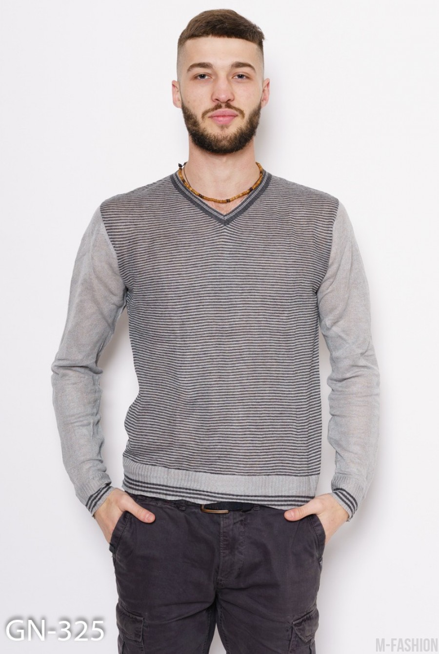 Серый полосатый тонкий свитер с V-образной горловиной - Фото 1