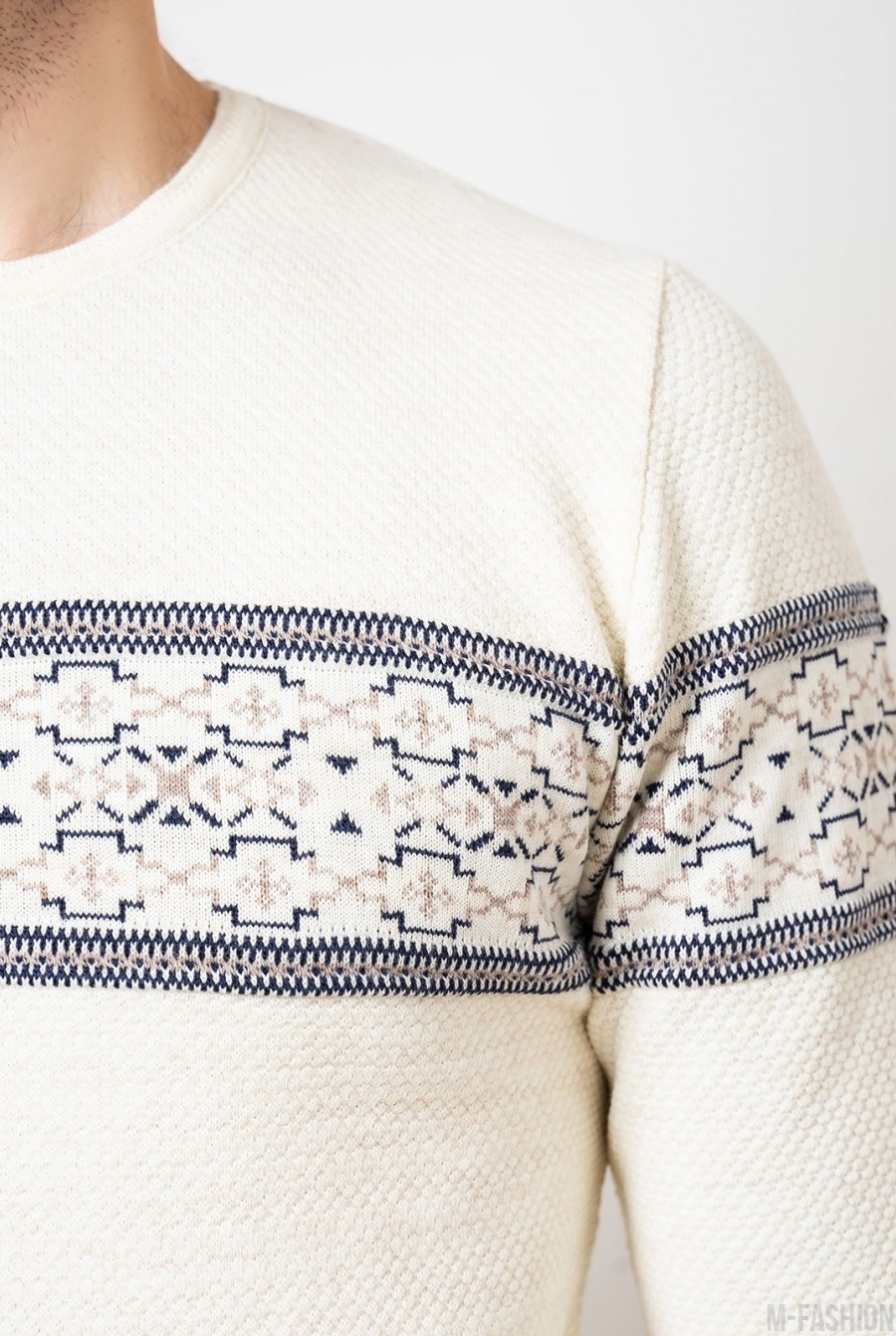 Молочный свитер фактурной вязки- Фото 4