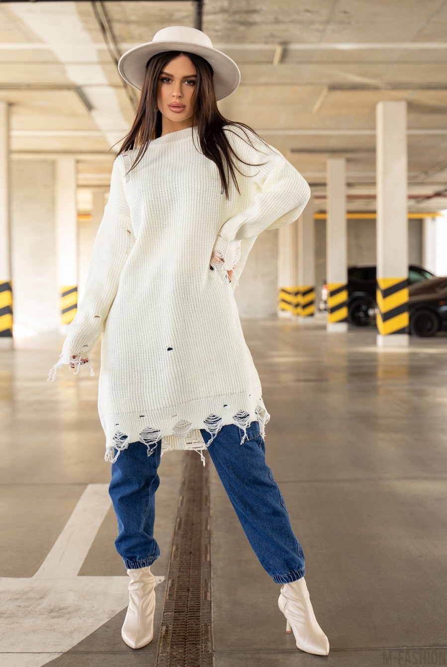 Белый длинный свитер-платье с перфорацией - Фото 1