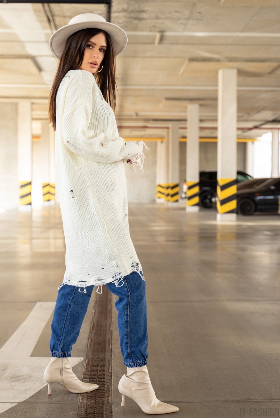 Белый длинный свитер-платье с перфорацией- Фото 2