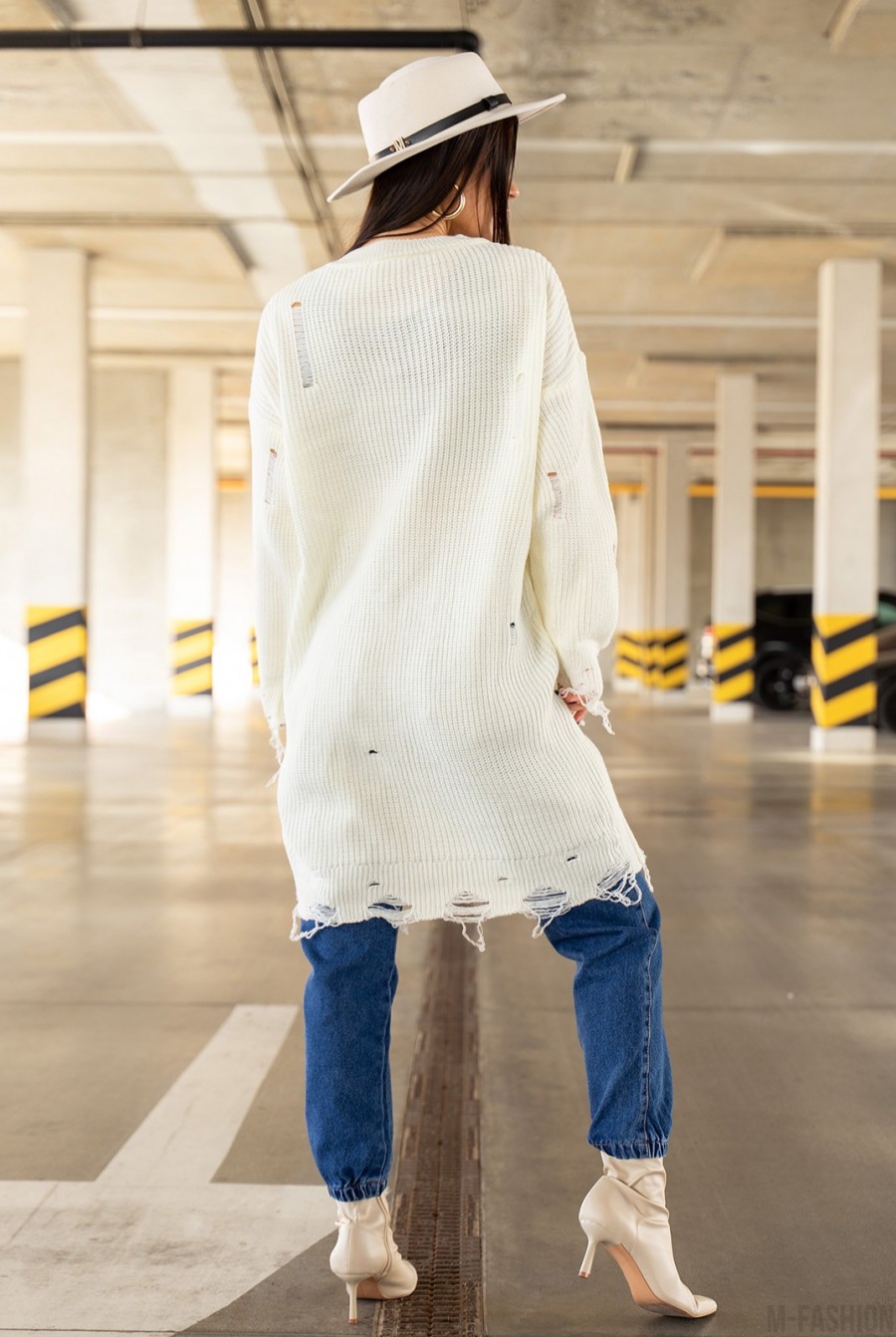 Белый длинный свитер-платье с перфорацией- Фото 3