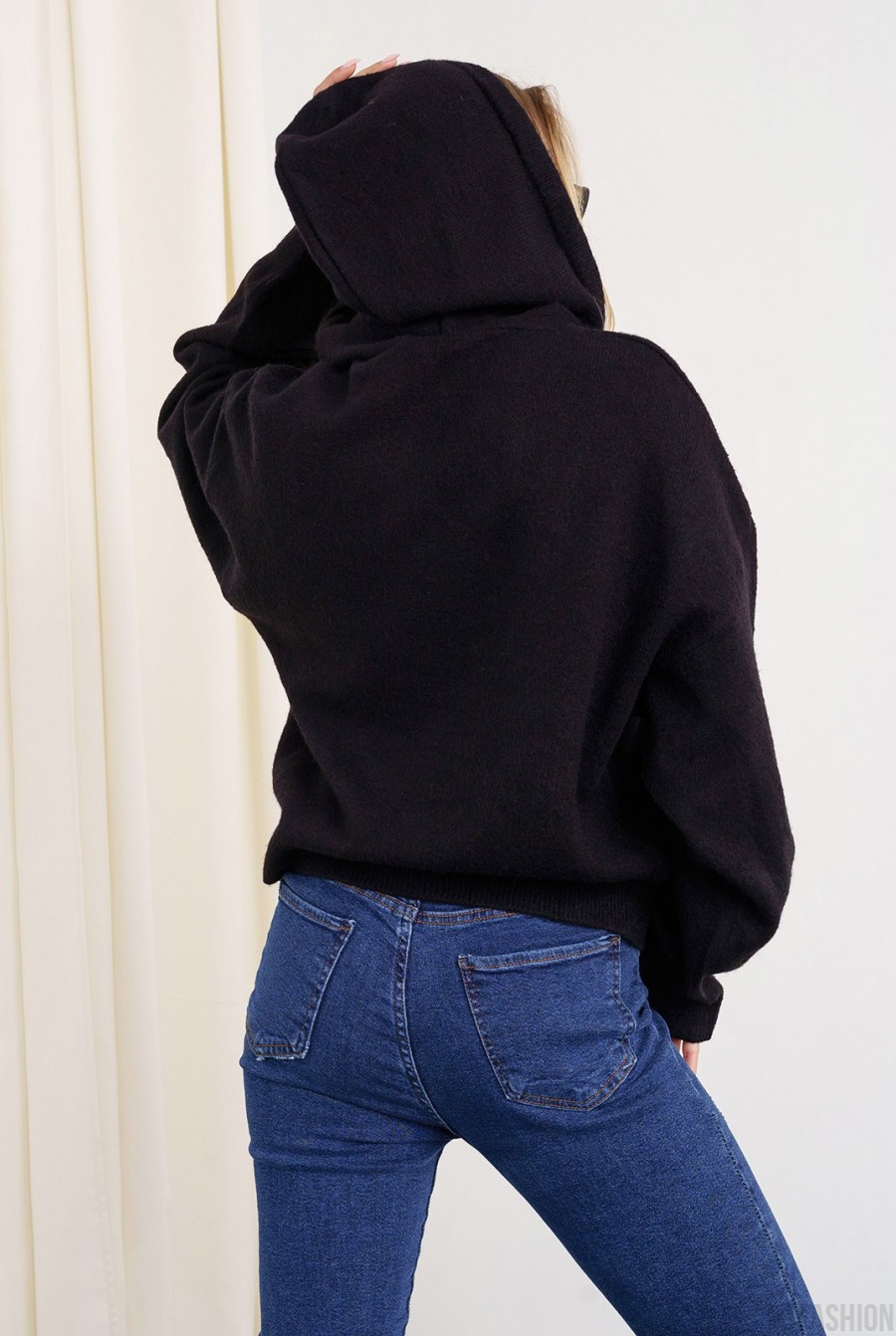 Черный ангоровый свитер с капюшоном- Фото 3