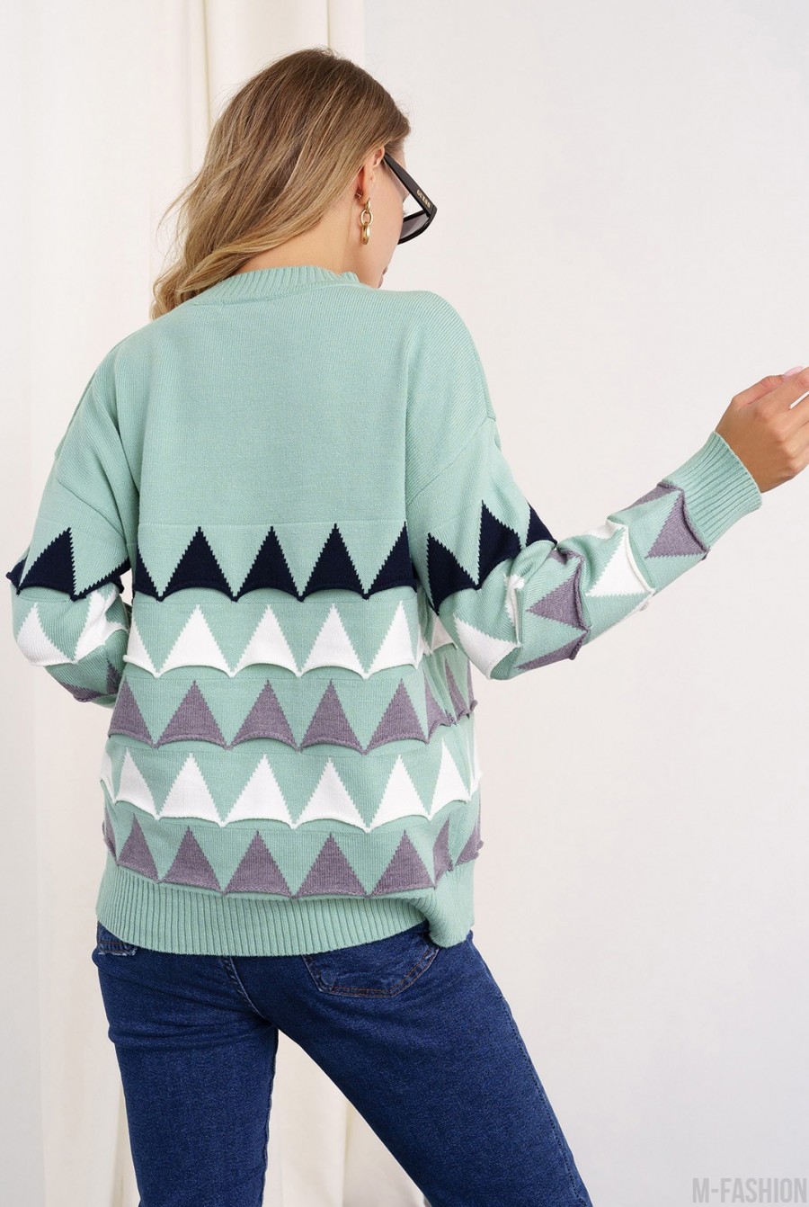 Мятный вязаный свитер с объемными треугольниками- Фото 3