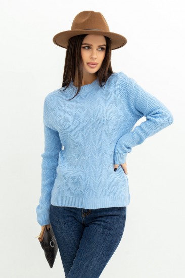 Голубой мягкий свитер с вязаными узорами