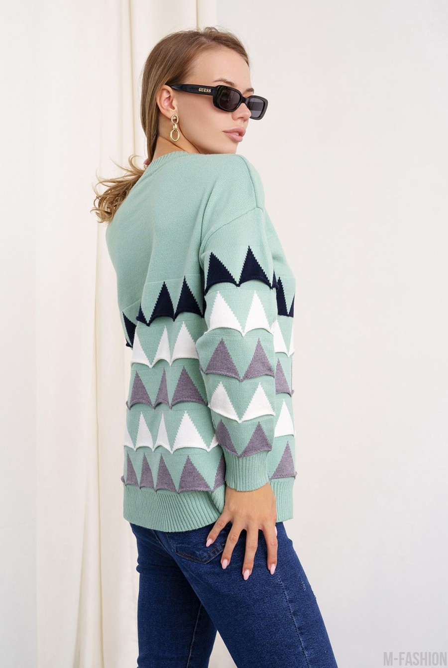 Мятный вязаный свитер с объемными треугольниками- Фото 2