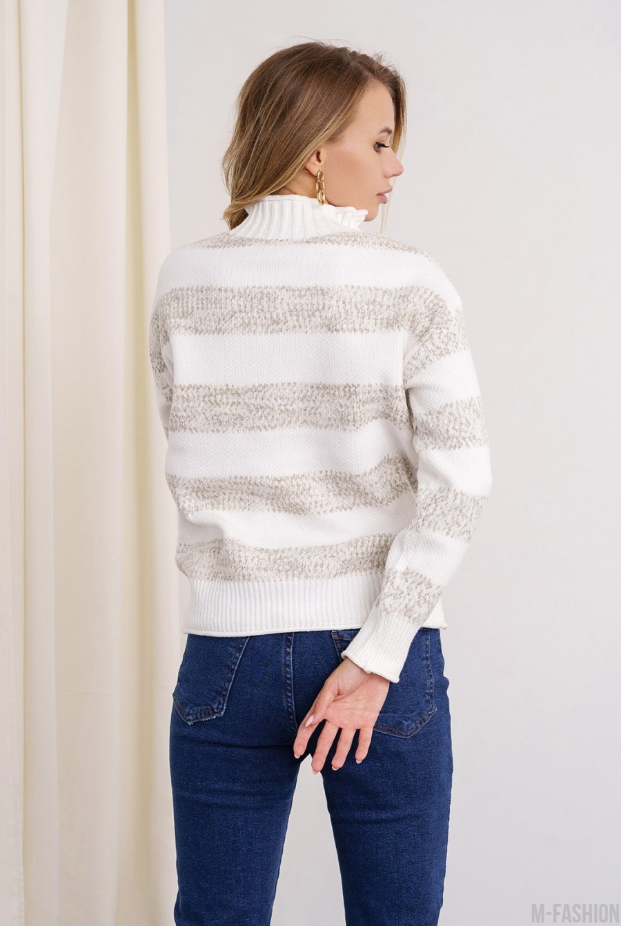 Бело-серый теплый свитер с полосками- Фото 3