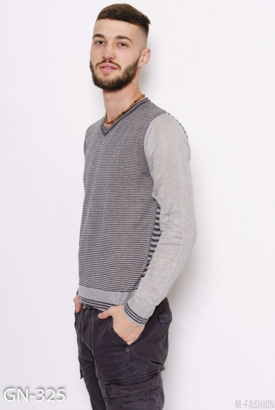 Серый полосатый тонкий свитер с V-образной горловиной- Фото 2