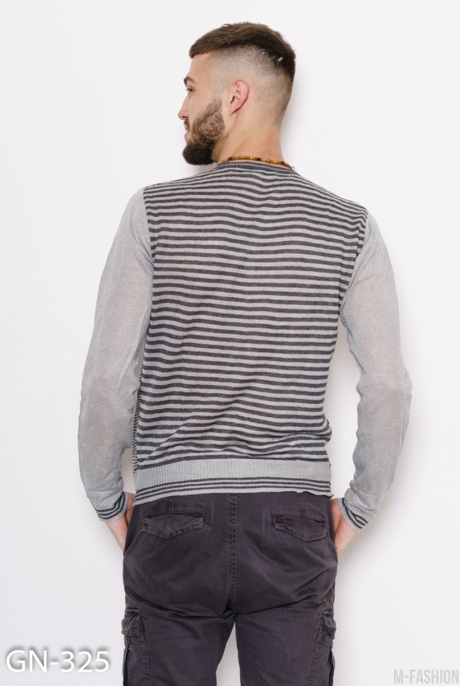 Серый полосатый тонкий свитер с V-образной горловиной- Фото 3
