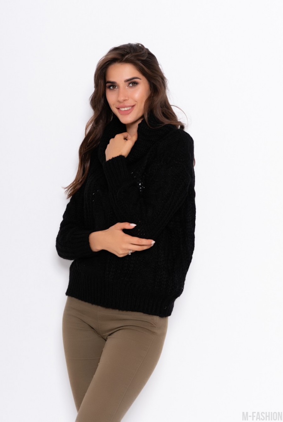 Черный вязаный теплый свитер с хомутом- Фото 2