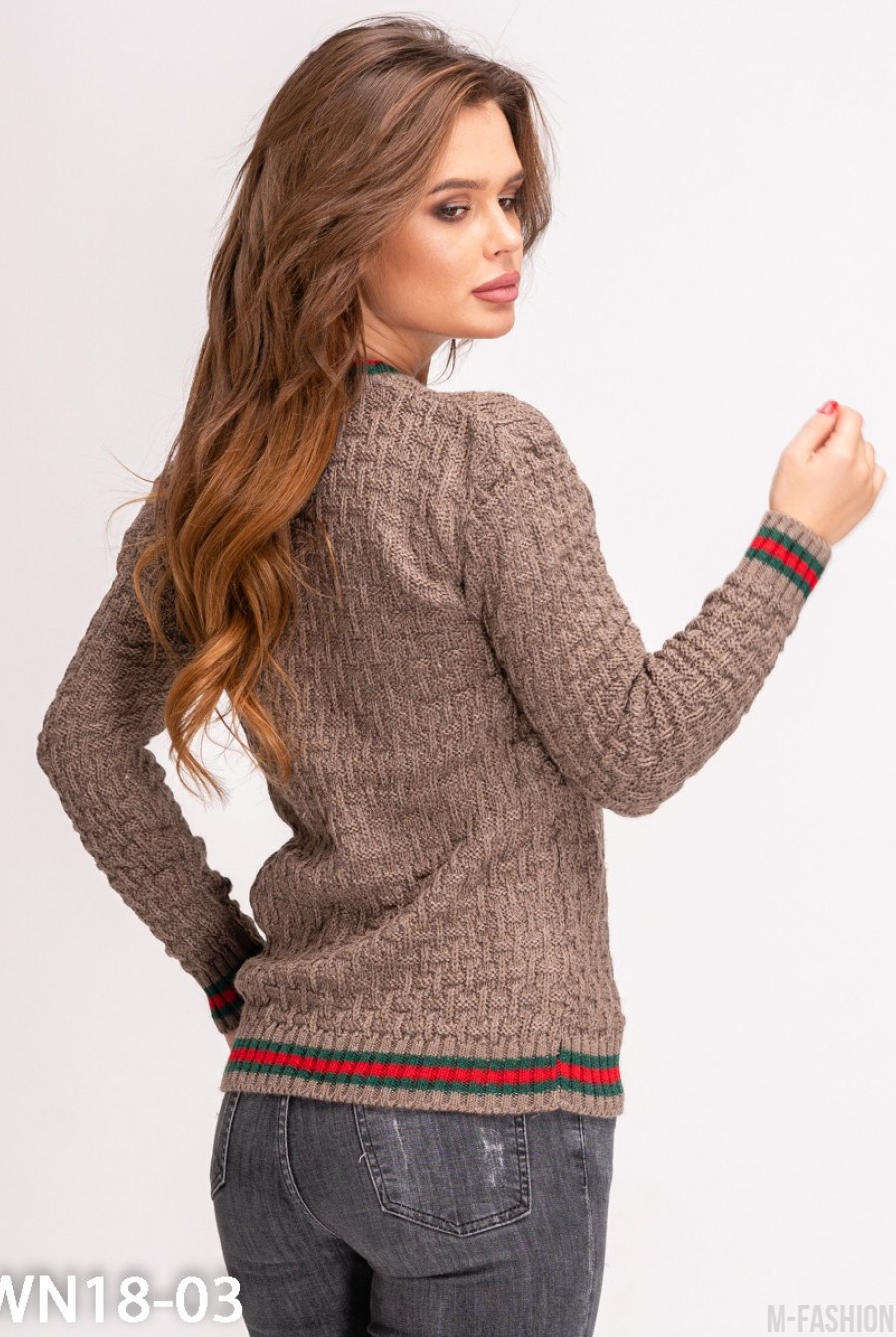 Коричневый шерстяной вязаный свитер с полосками и брошью- Фото 2