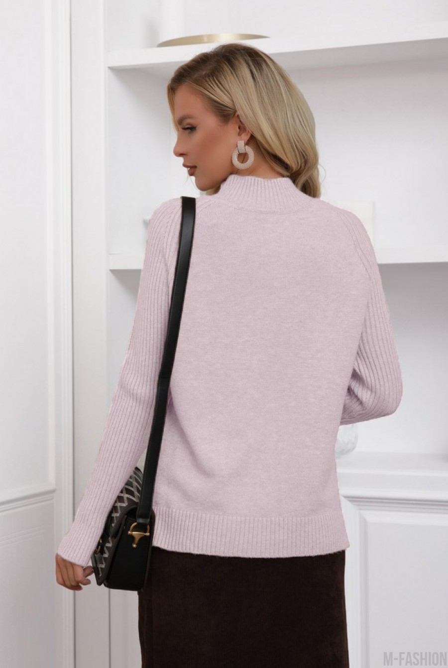 Розовый свитер с фактурными вставками- Фото 3