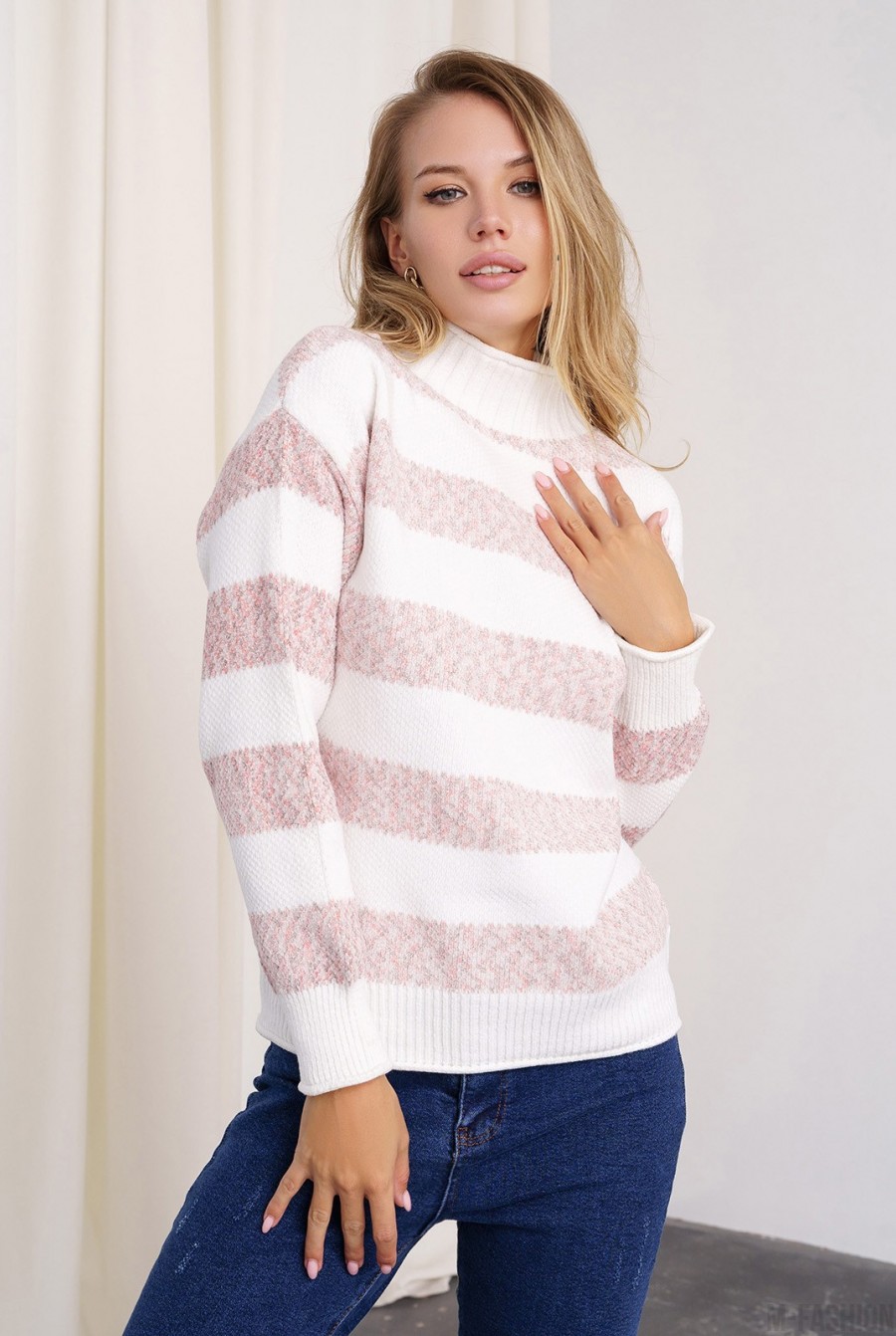 Бело-розовый теплый свитер с полосками - Фото 1