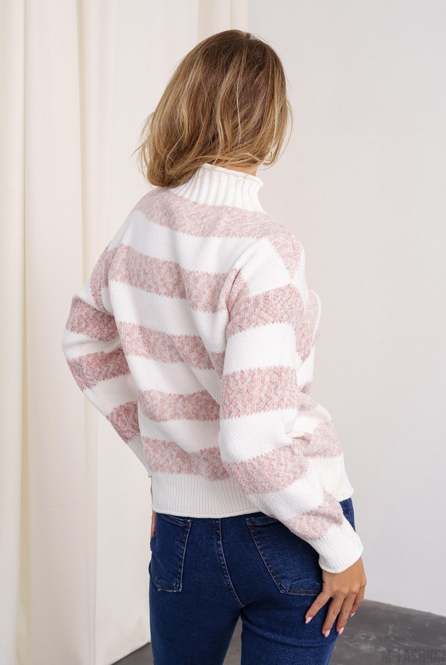 Бело-розовый теплый свитер с полосками- Фото 3