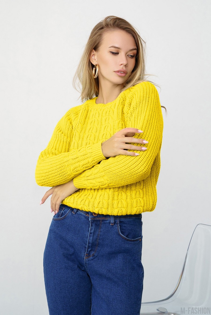 Желтый вязаный свитер с аранами - Фото 1