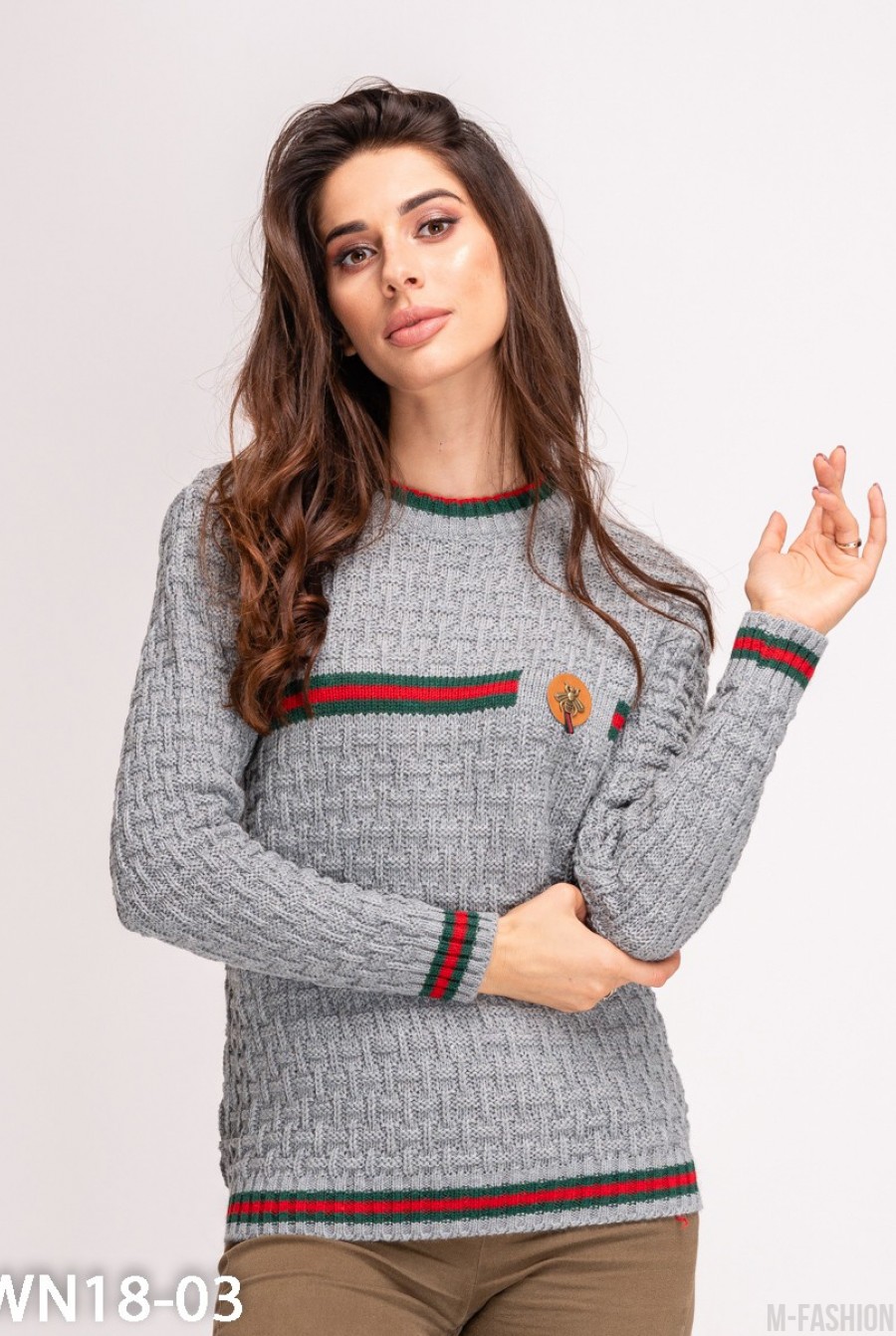 Серый шерстяной вязаный свитер с полосками и брошью - Фото 1