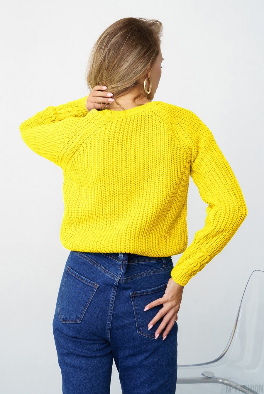 Желтый вязаный свитер с аранами- Фото 3