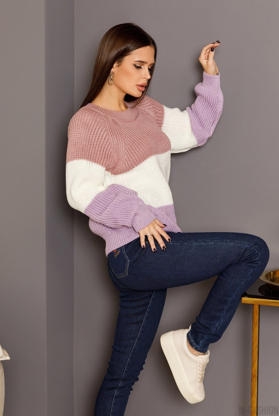 Розово-сиреневый комбинированный свитер объемной вязки- Фото 2