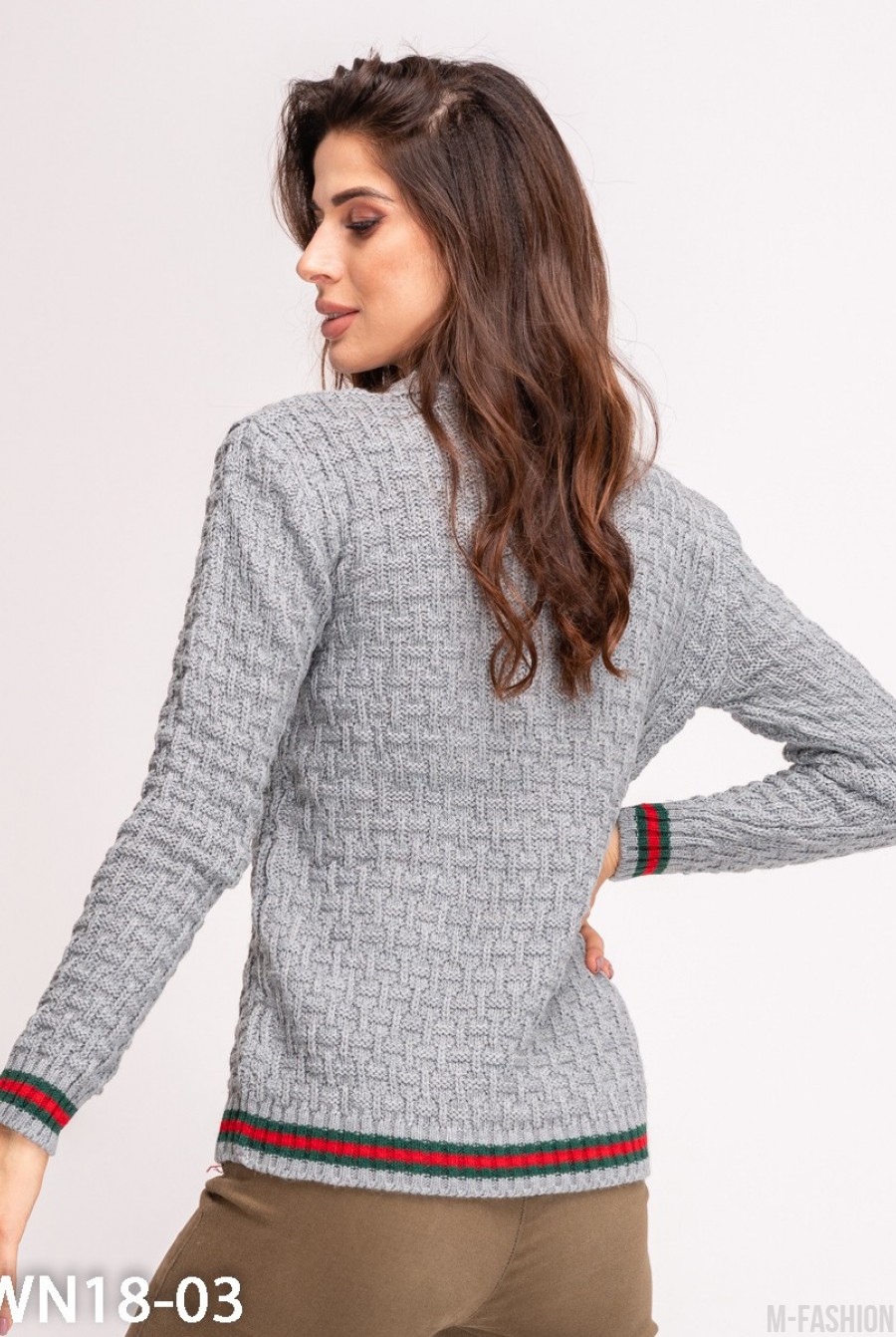 Серый шерстяной вязаный свитер с полосками и брошью- Фото 5