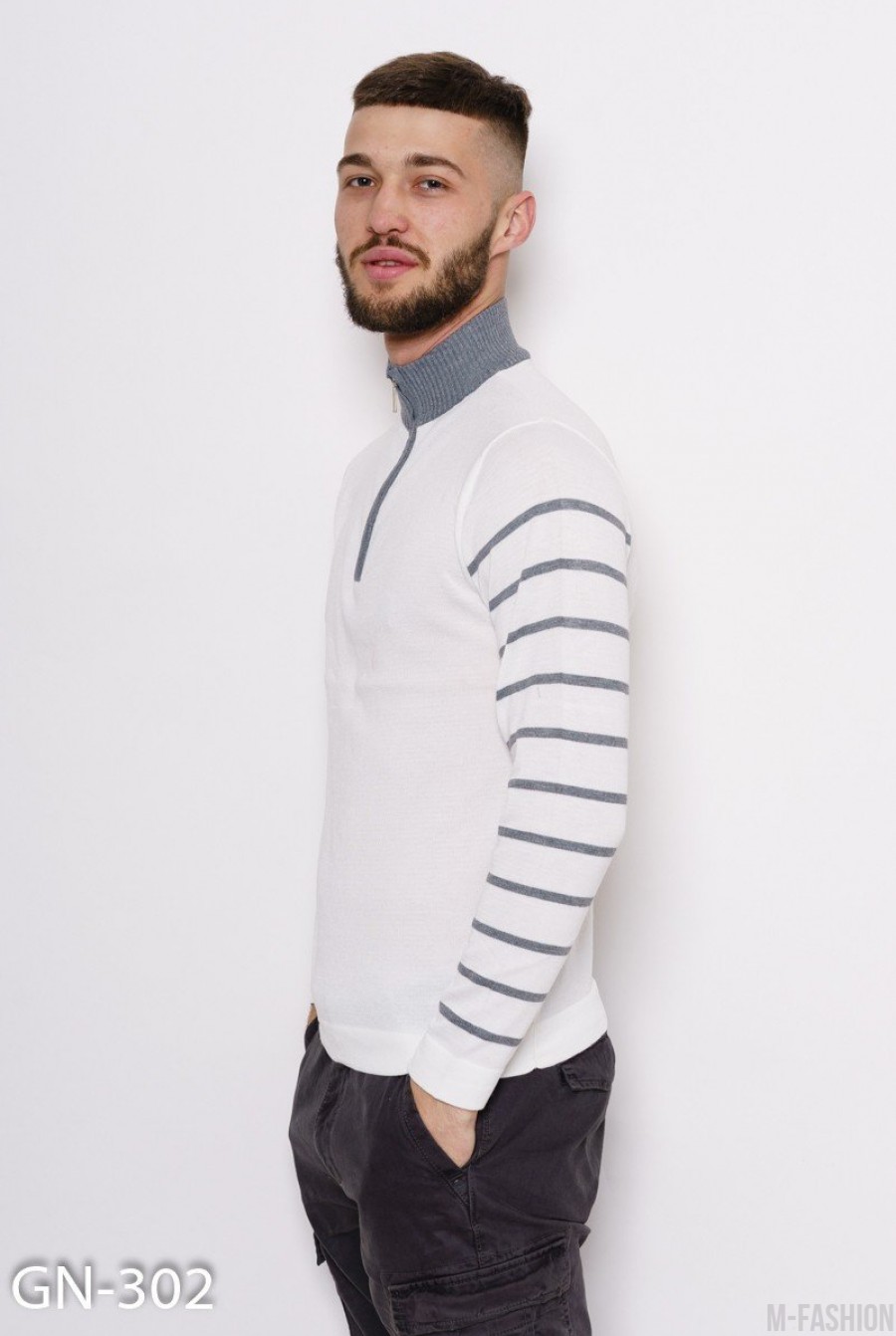 Белый свитер с серой горловиной на молнии и полосками на рукавах- Фото 2