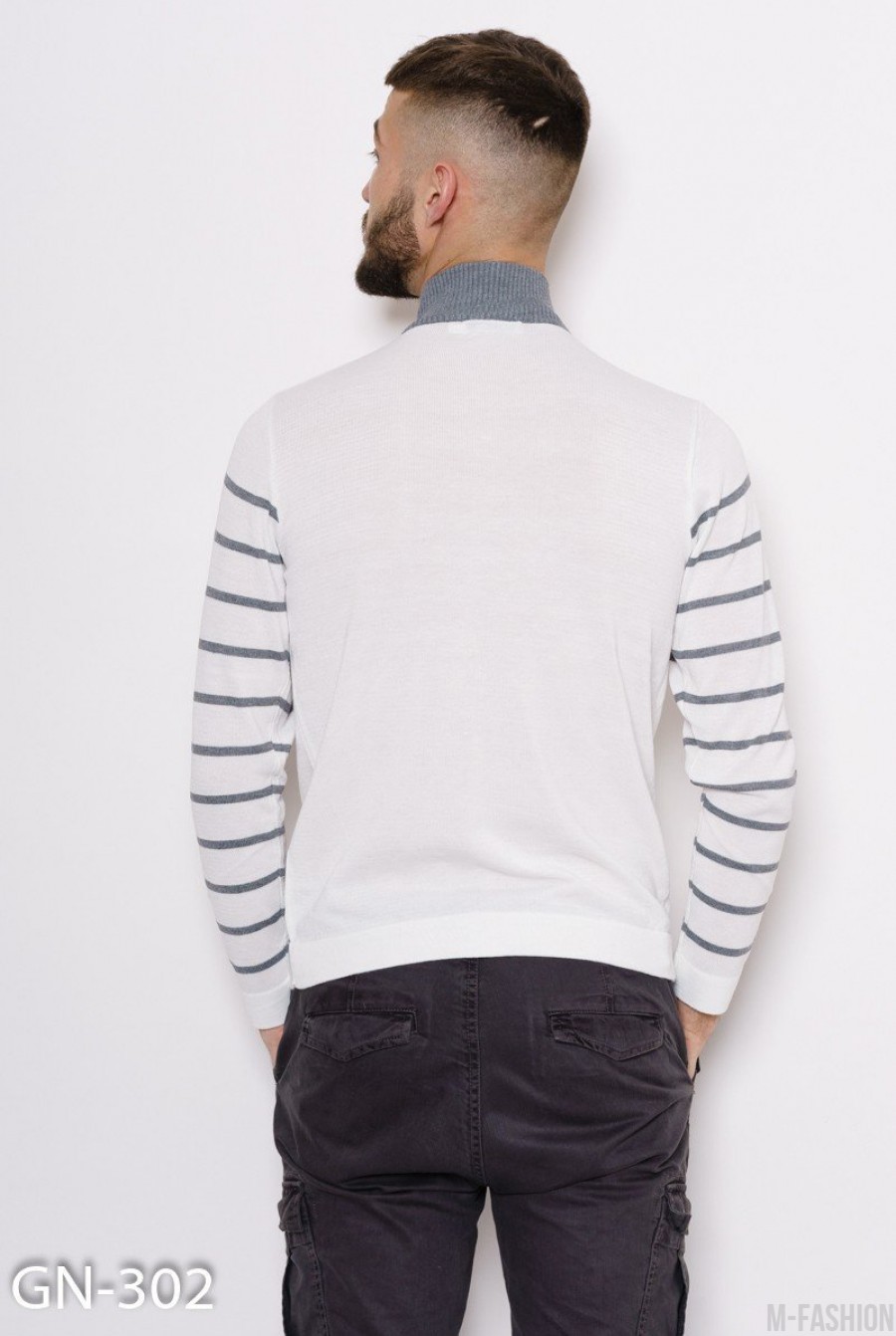 Белый свитер с серой горловиной на молнии и полосками на рукавах- Фото 3