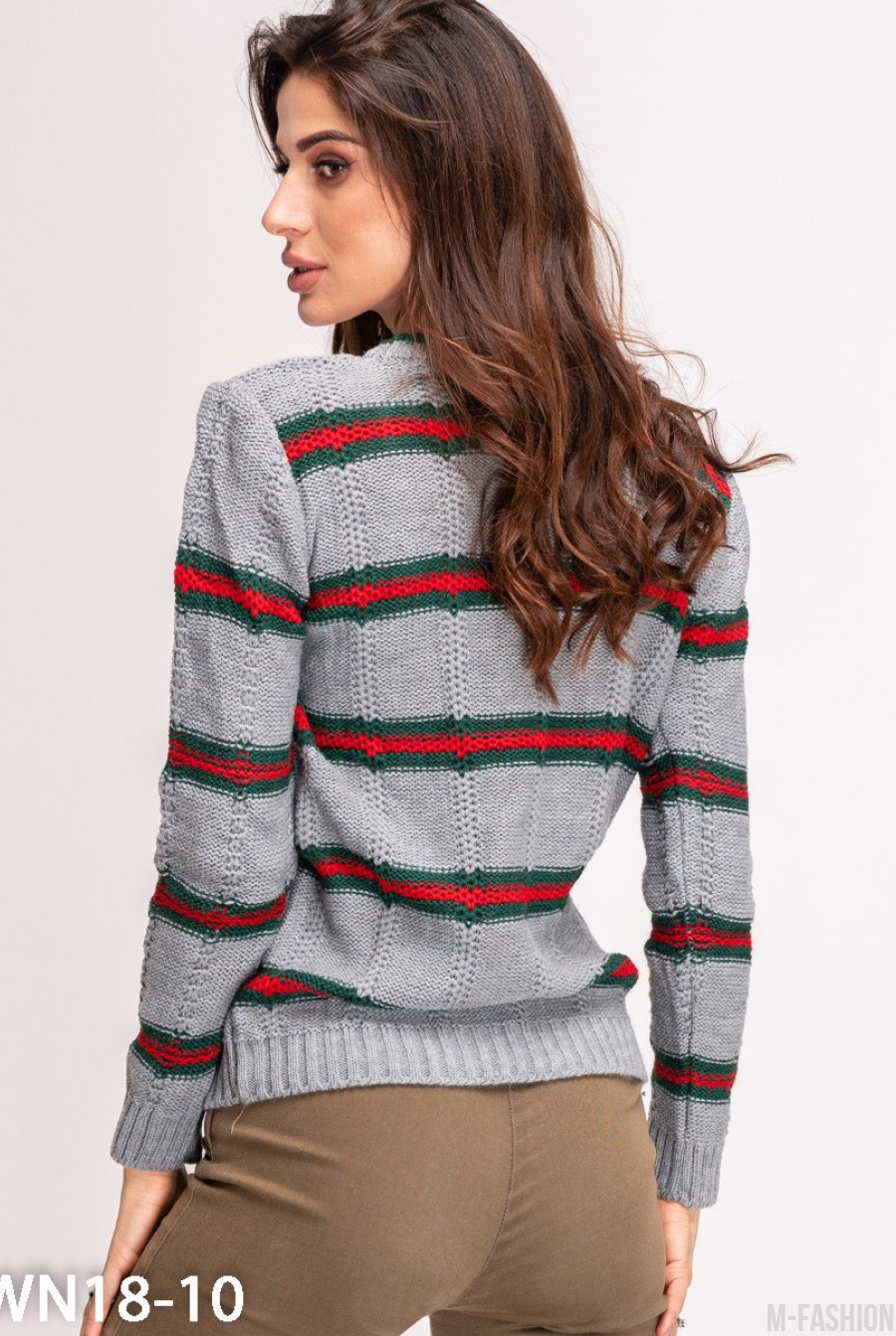 Серый вязаный свитер с красно-зелеными полосками- Фото 5