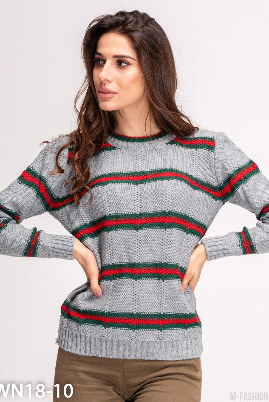 Серый вязаный свитер с красно-зелеными полосками- Фото 3