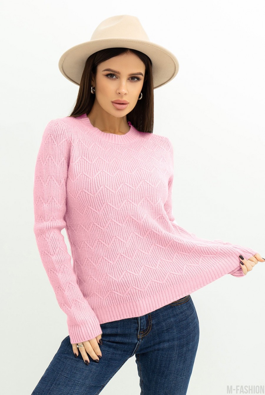Розовый мягкий свитер с вязаными узорами - Фото 1