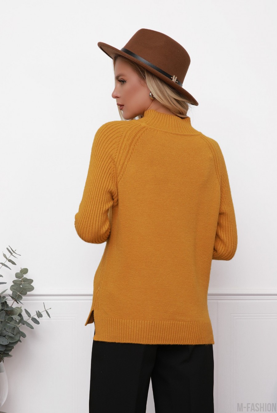Горчичный шерстяной свитер с фактурными вставками- Фото 3