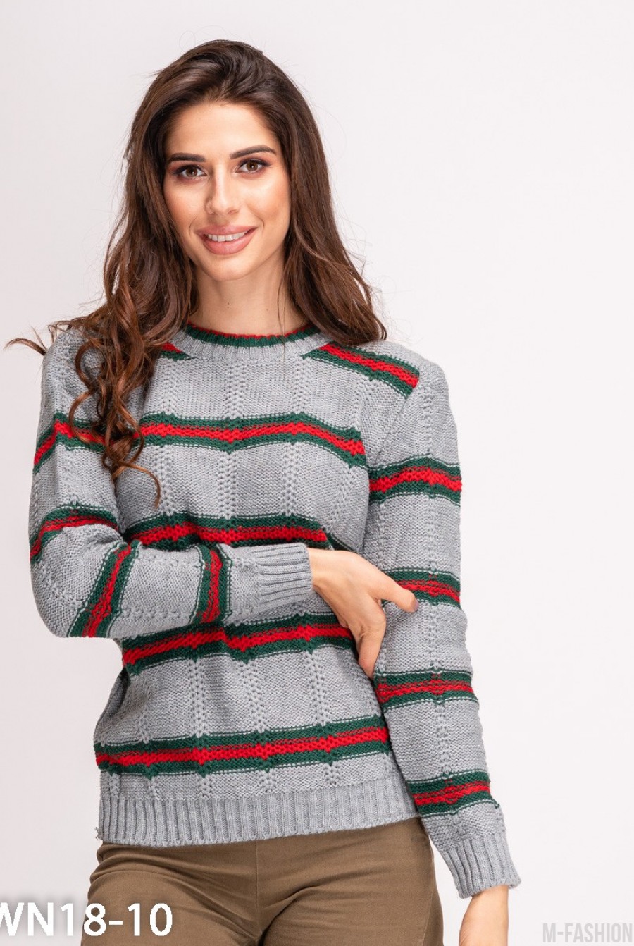Серый вязаный свитер с красно-зелеными полосками - Фото 1