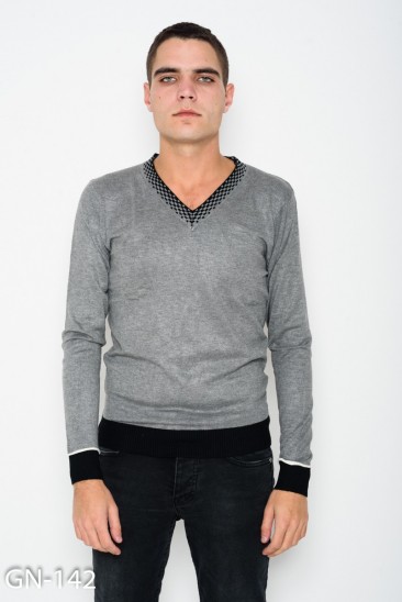 Серый классический ангоровый свитер с клетчатой V-образной манжеткой на горловине