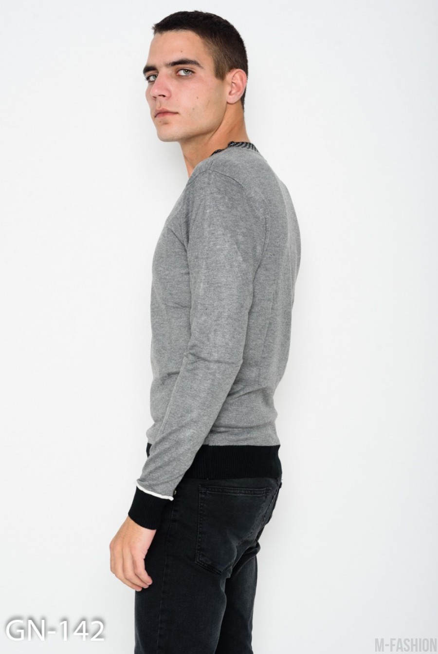 Серый классический ангоровый свитер с клетчатой V-образной манжеткой на горловине- Фото 2