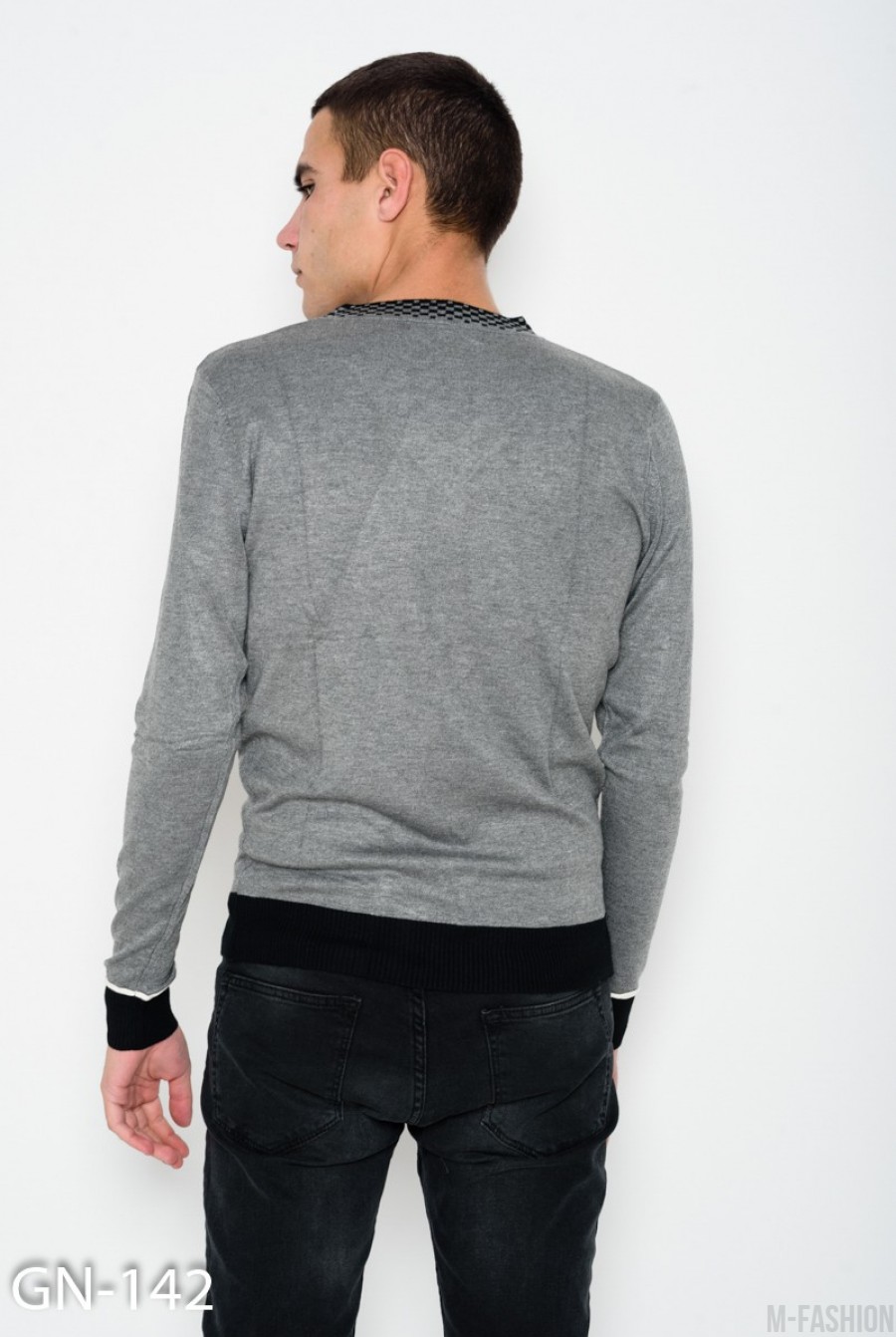 Серый классический ангоровый свитер с клетчатой V-образной манжеткой на горловине- Фото 3