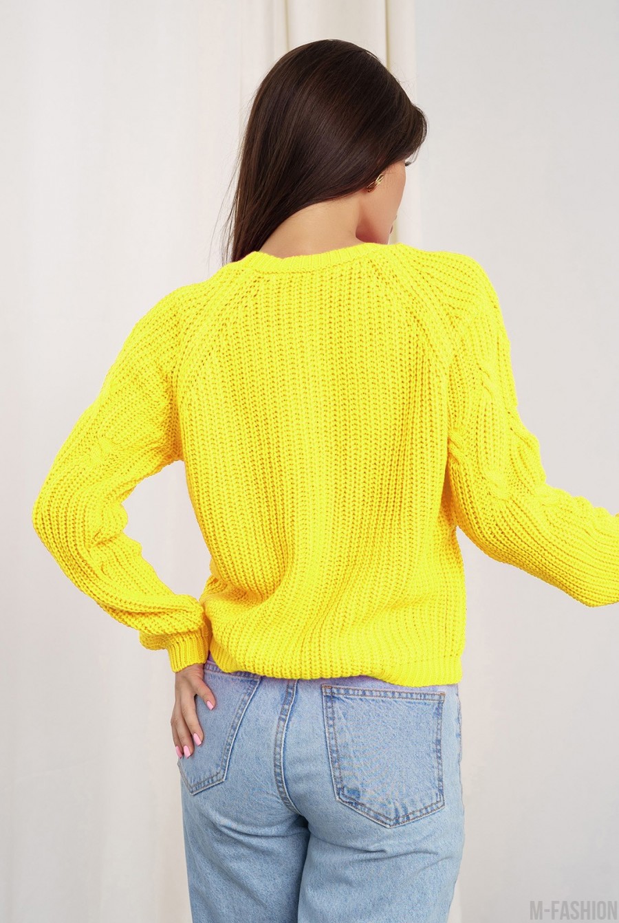Желтый вязаный свитер с объемными деталями- Фото 3