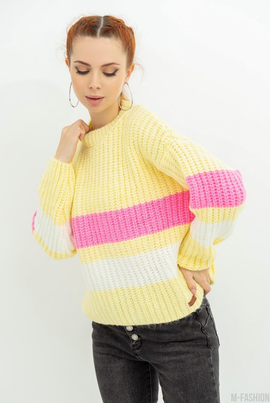 Желтый шерстяной свитер с полосатыми вставками- Фото 2
