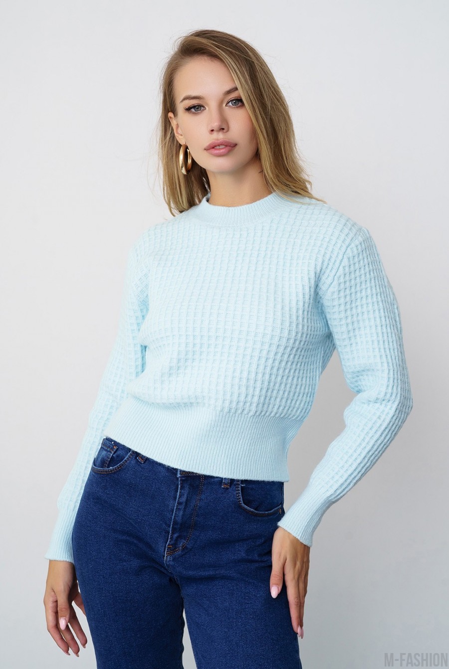Голубой клетчатый свитер объемной вязки - Фото 1