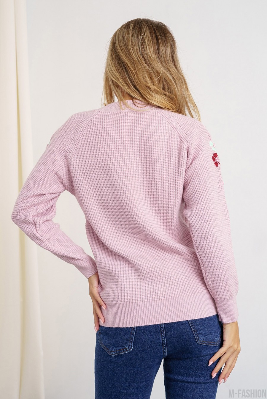Розовый вязаный свитер с цветочным узором- Фото 3