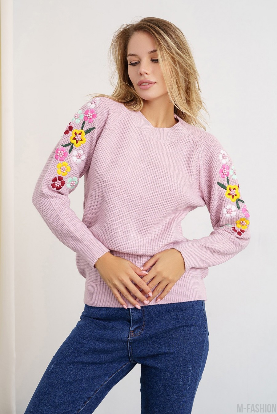 Розовый вязаный свитер с цветочным узором - Фото 1
