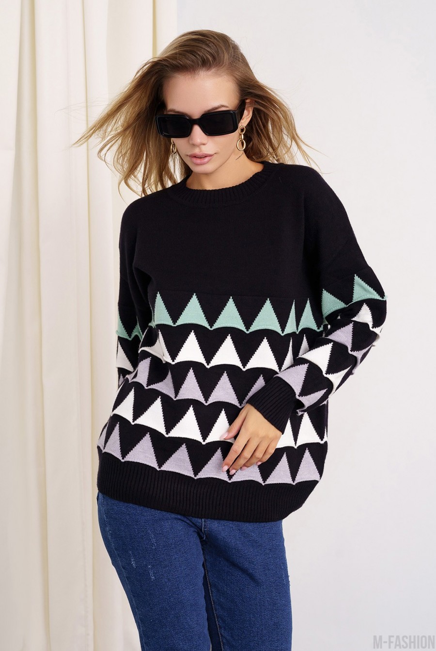 Черный вязаный свитер с объемными треугольниками - Фото 1