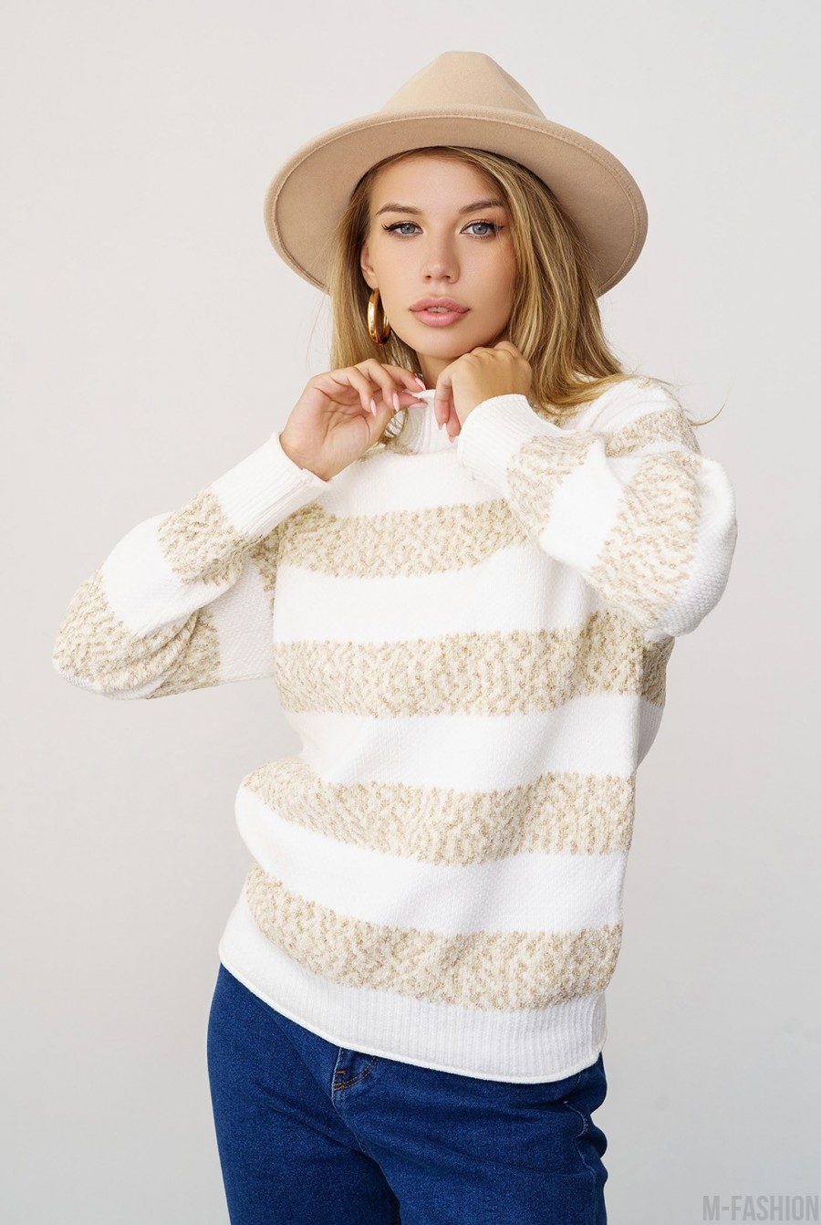 Бело-бежевый теплый свитер с полосками - Фото 1