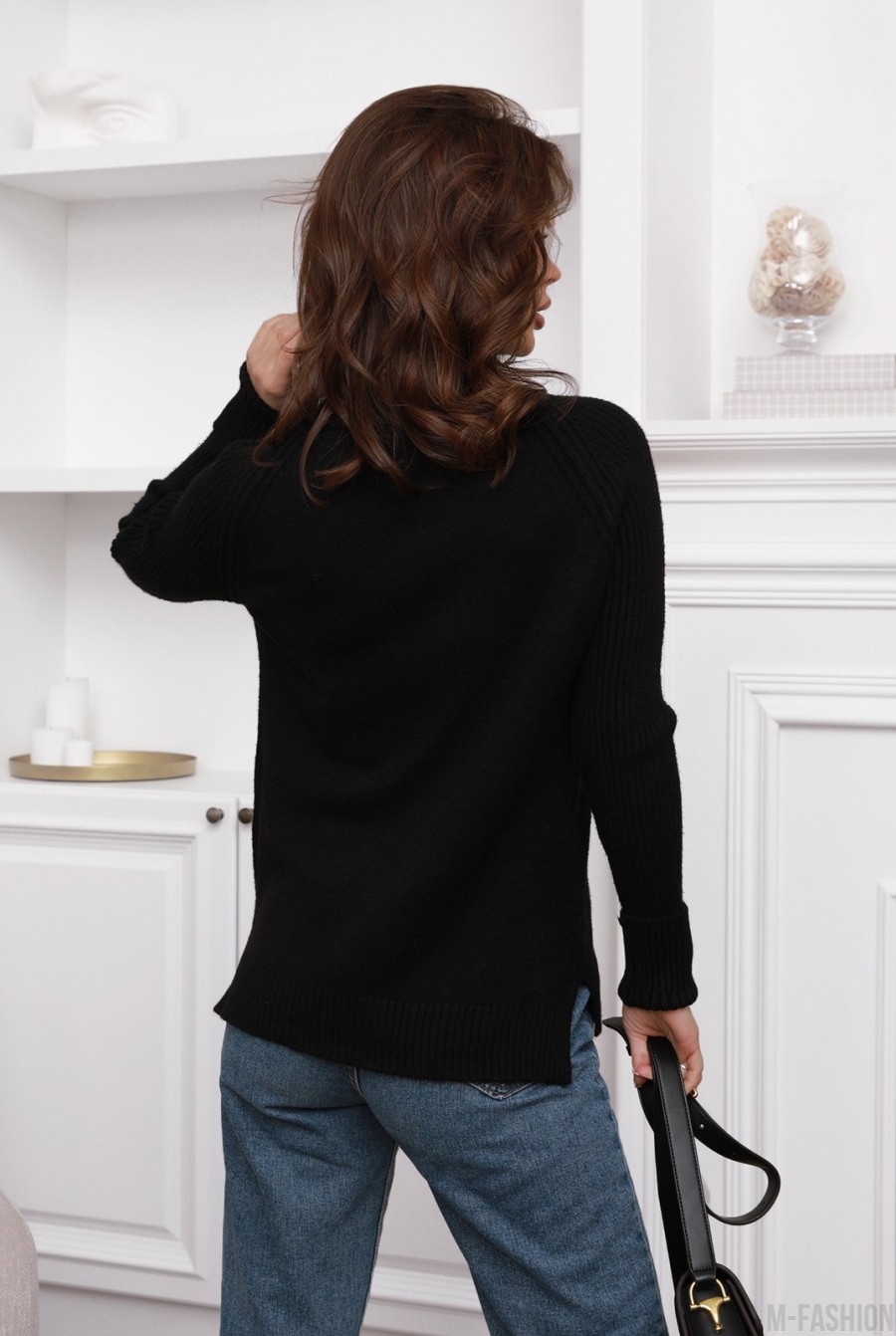 Черный шерстяной свитер с фактурными вставками- Фото 3
