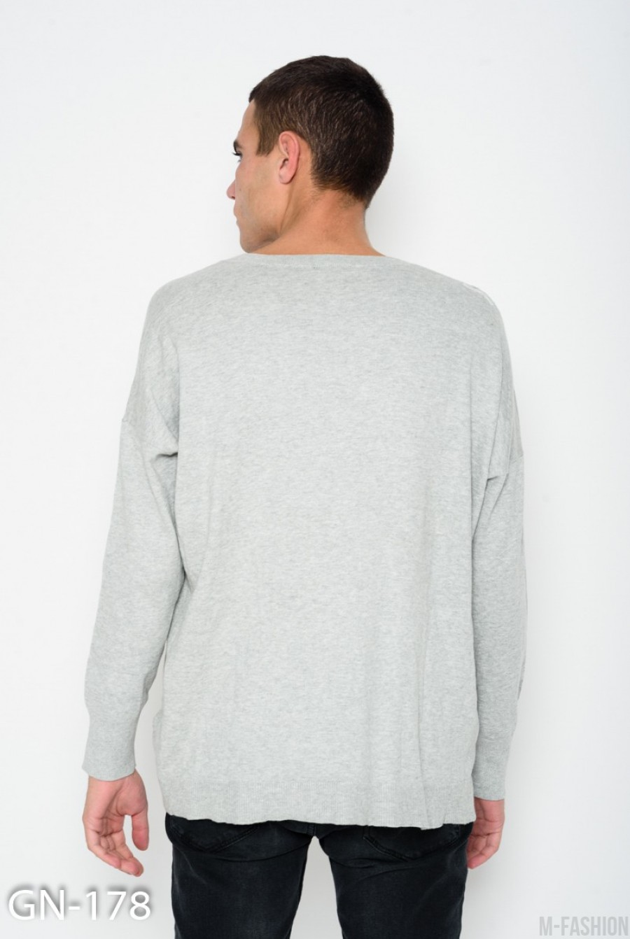 Серый комфортный ангоровый однотонный свитер с V-образной манжеткой на горловине- Фото 5