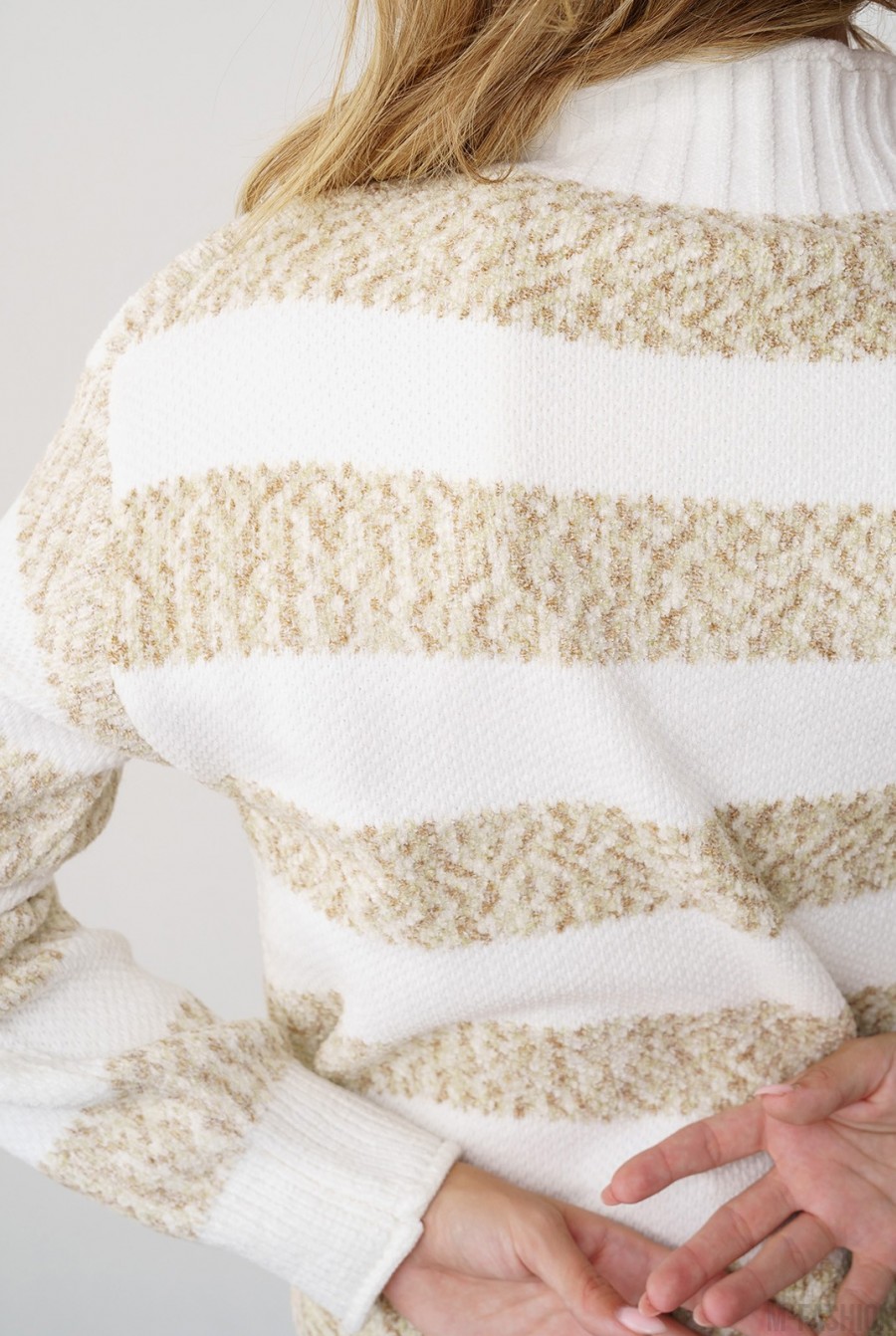 Бело-бежевый теплый свитер с полосками- Фото 4