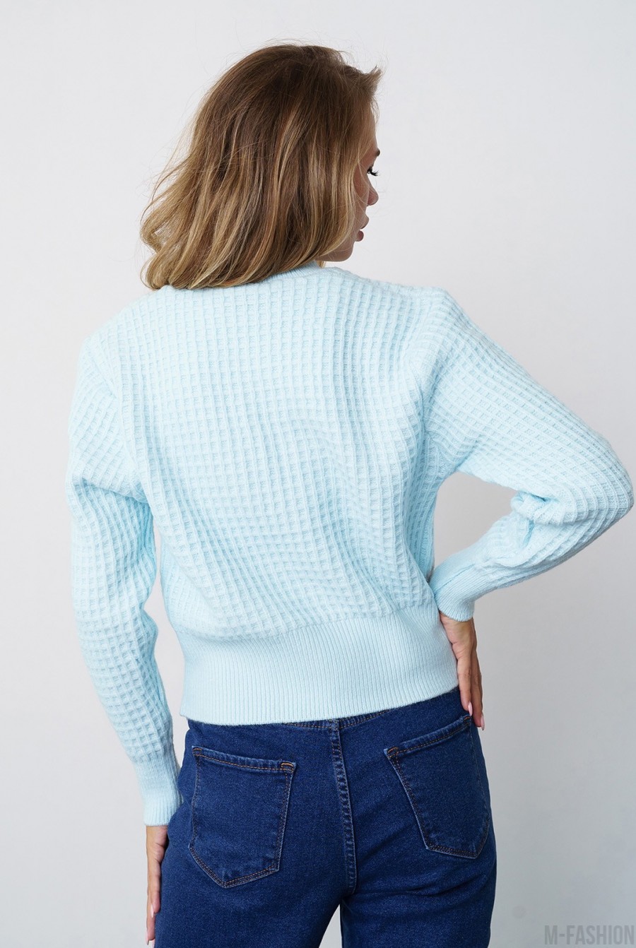 Голубой клетчатый свитер объемной вязки- Фото 3