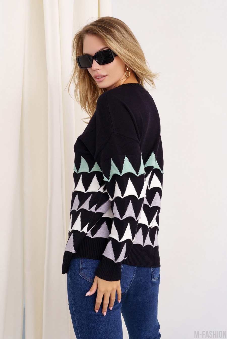 Черный вязаный свитер с объемными треугольниками- Фото 3