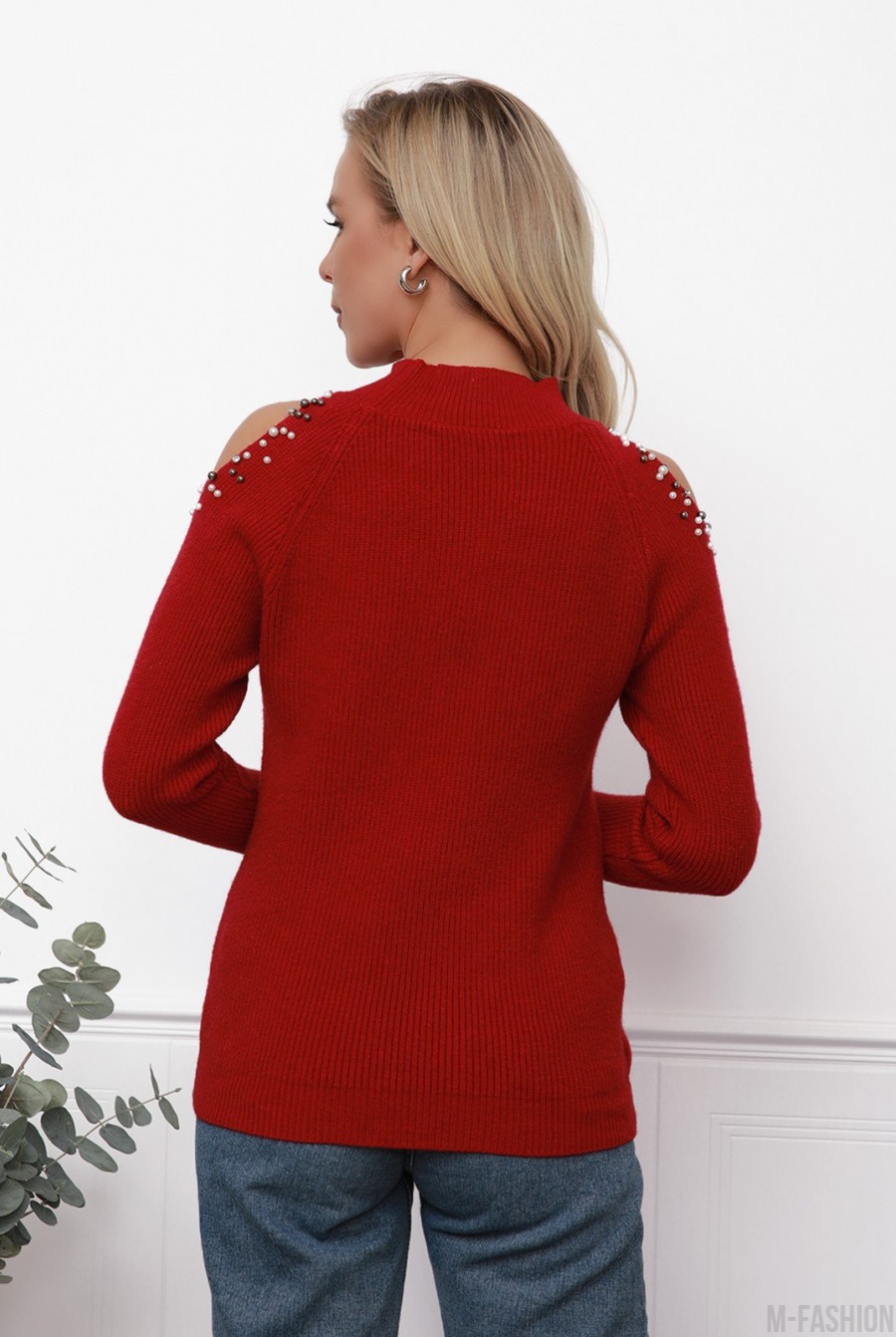 Красный вязаный свитер с вырезами на плечах- Фото 3